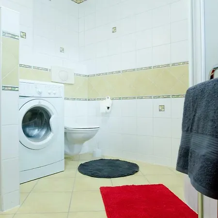 Monty Apartment